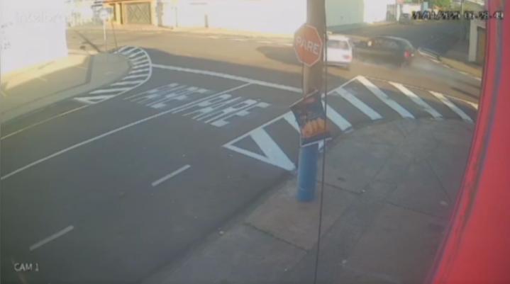 Colisão entre dois carros deixa idoso ferido na Vila Aparecida