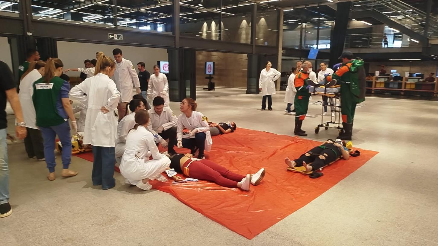 Equipes de resgate realizam simulação de explosão no Sesc Franca