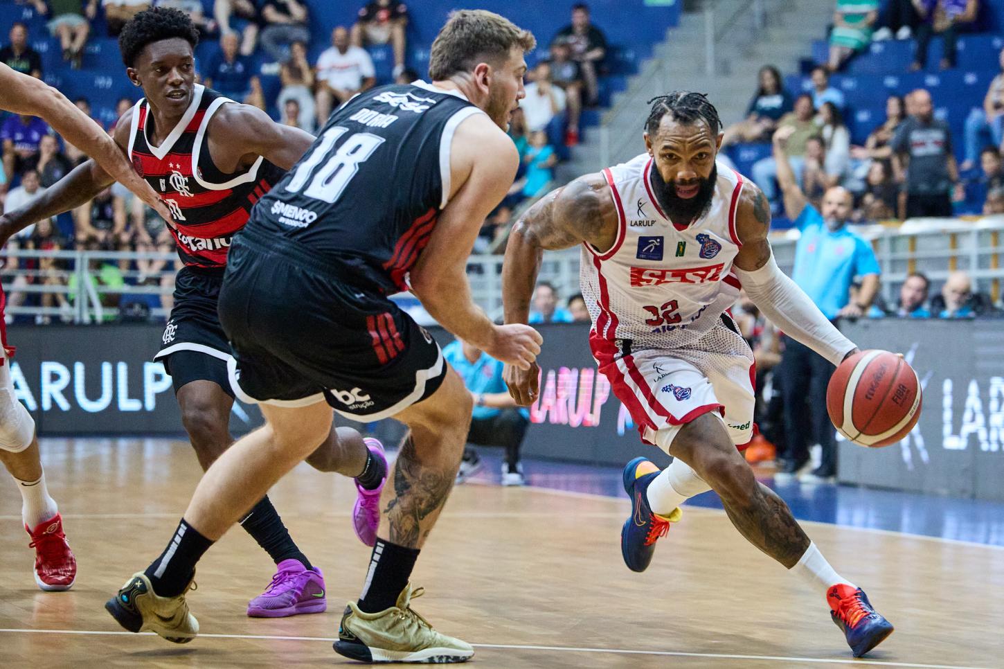 Flamengo vence Franca no Pedrocão e continua invicto no NBB