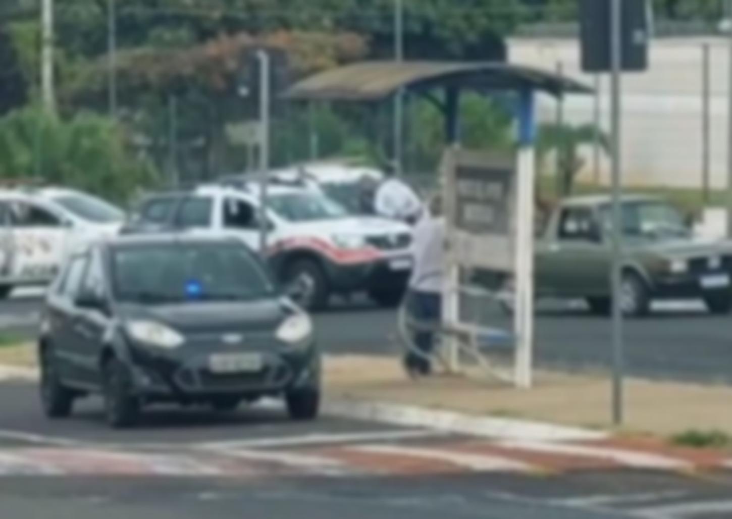 Homem é baleado no estacionamento do pronto-socorro 