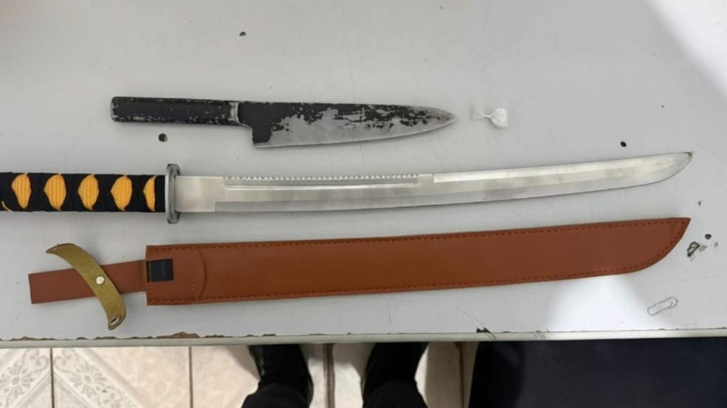 Homem é detido pela PM com cocaína, faca e espada ninja em Jeriquara