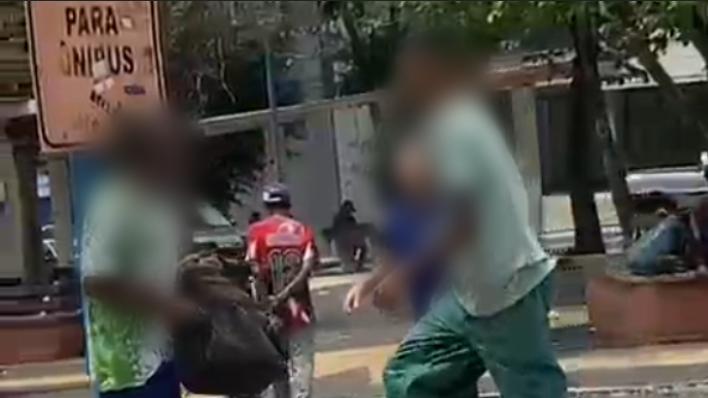 Homem furta celular na Estação, apanha e devolve aparelho para a vítima