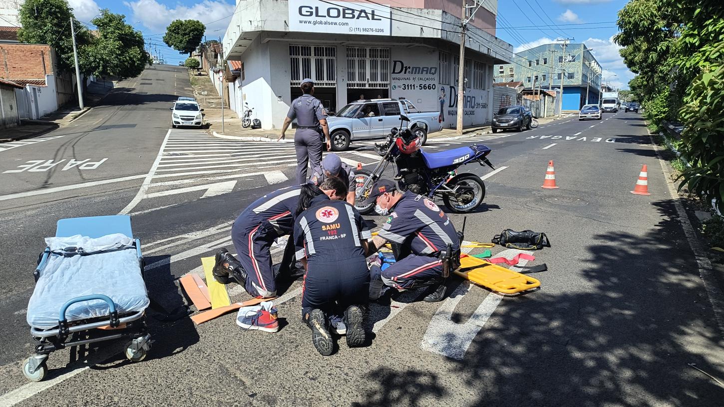 Motociclista sofre ferimentos graves em acidente na avenida Hélio Palermo