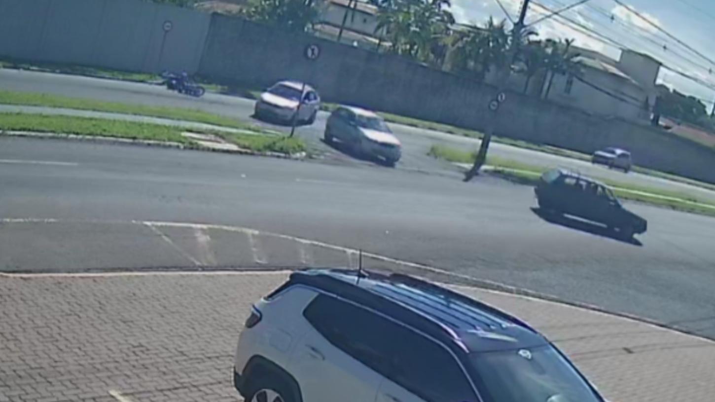 Câmera flagra acidente que deixou motociclista e passageira feridos