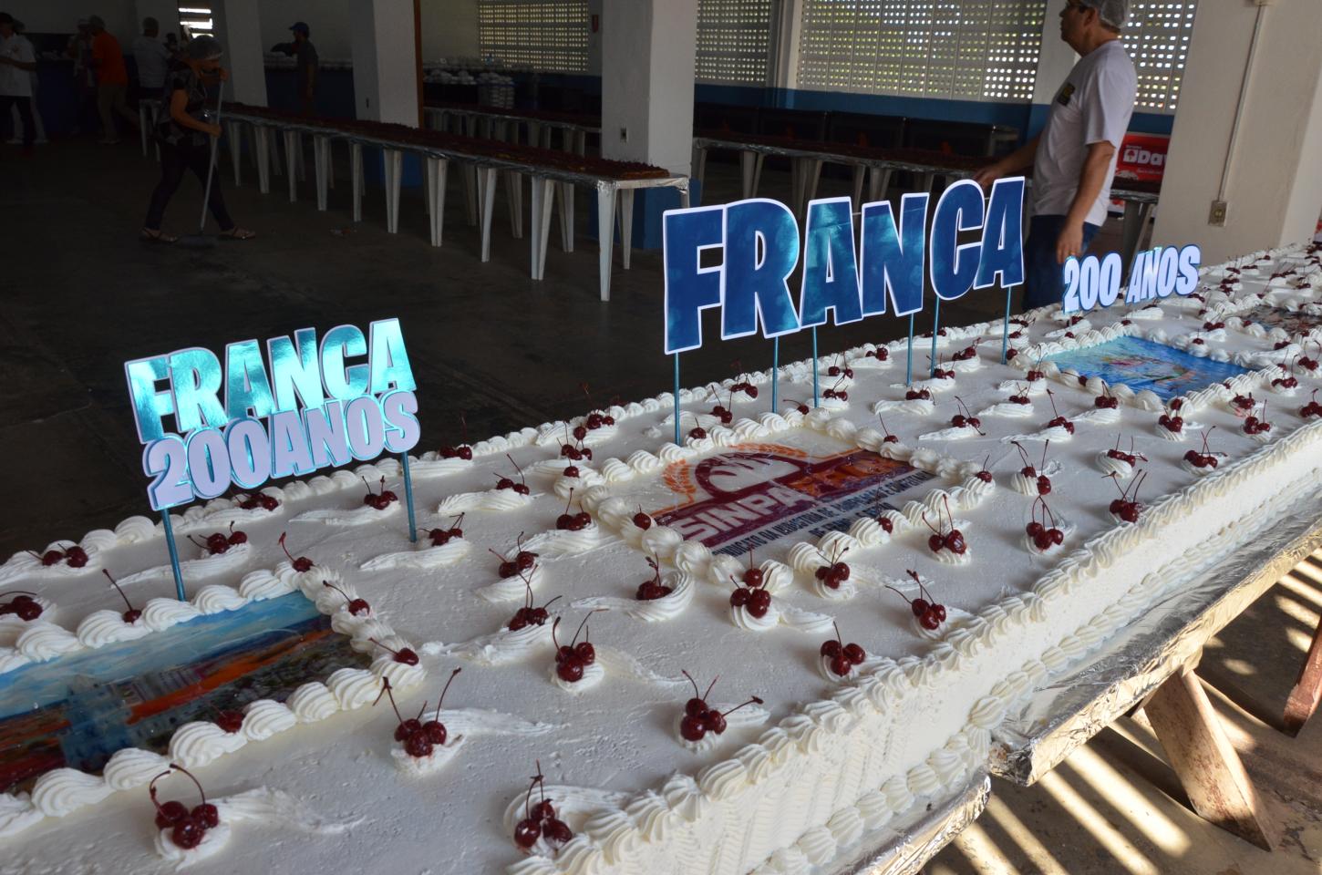 Franca celebra 201 anos com bolo de 1,7 tonelada no Fernando Costa