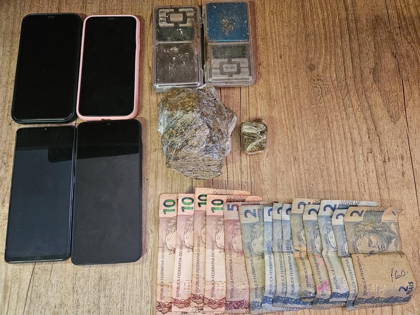 Dupla é detida pela PM após denúncia de tráfico de drogas