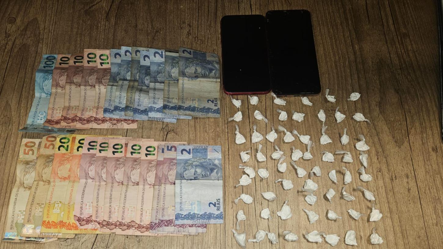 Três traficantes são presos pela PM com 67 porções de cocaína no Leporace