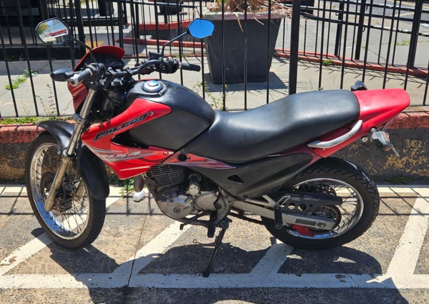 Moto furtada é recuperada pela Polícia Militar no Santa Bárbara