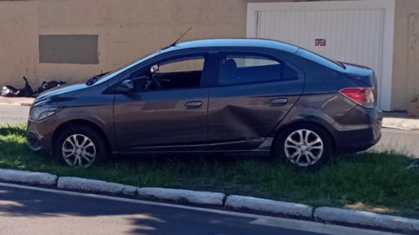 Motorista avança sinal de 'pare' e atinge veículo na Vila Scarabucci