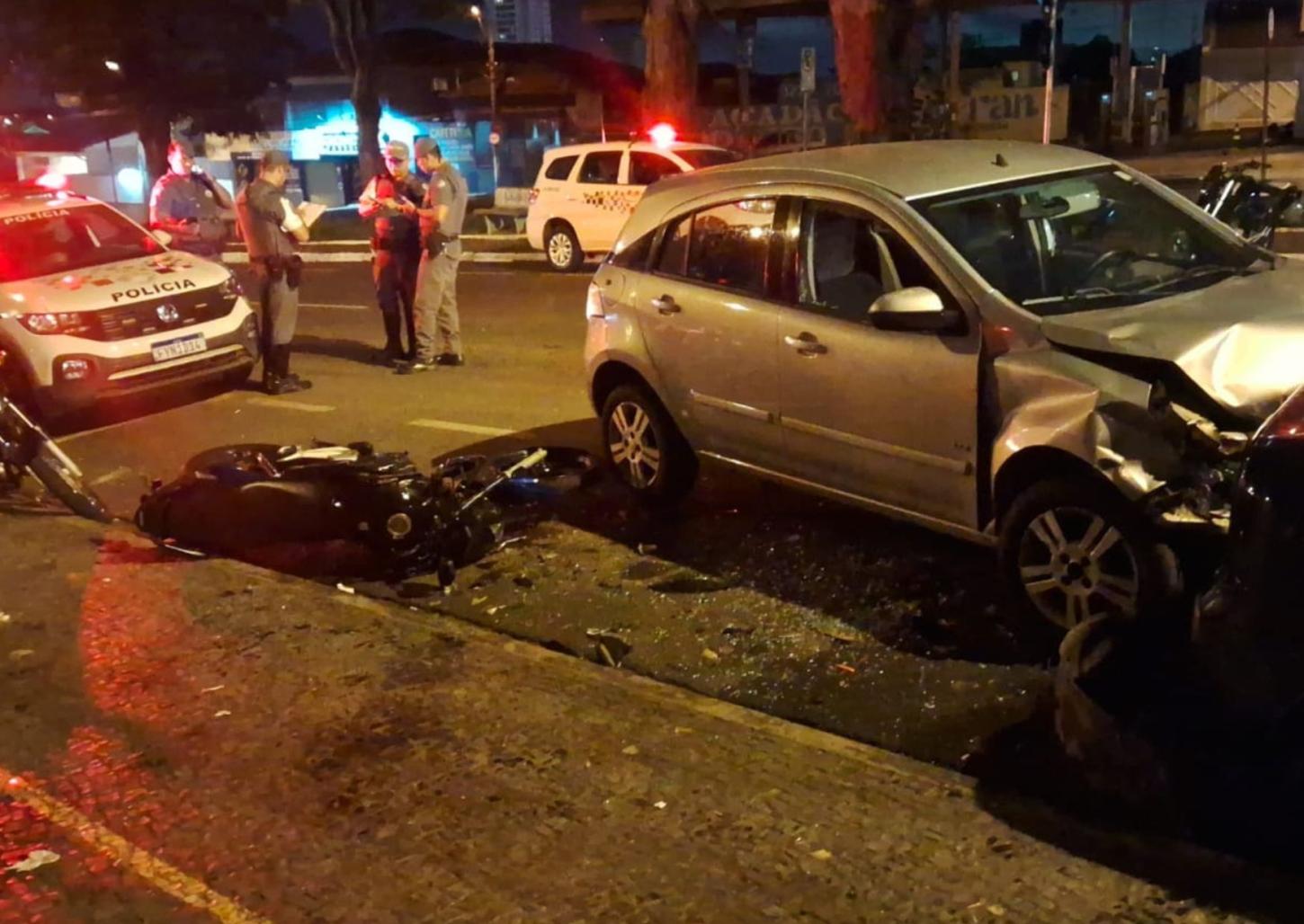 Motorista bate em três veículos estacionados na madrugada