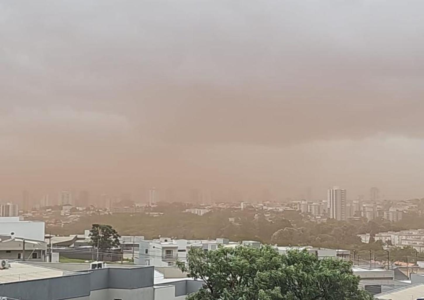 Nuvem de poeira com rajadas de vento cobre Franca e região