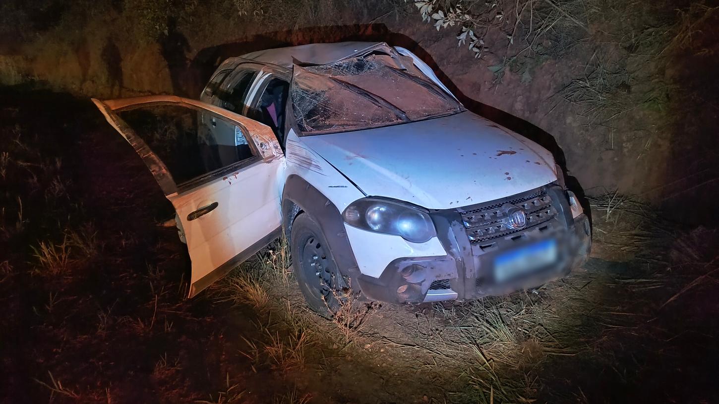 Capotamento deixa três pessoas feridas na rodovia João Traficante