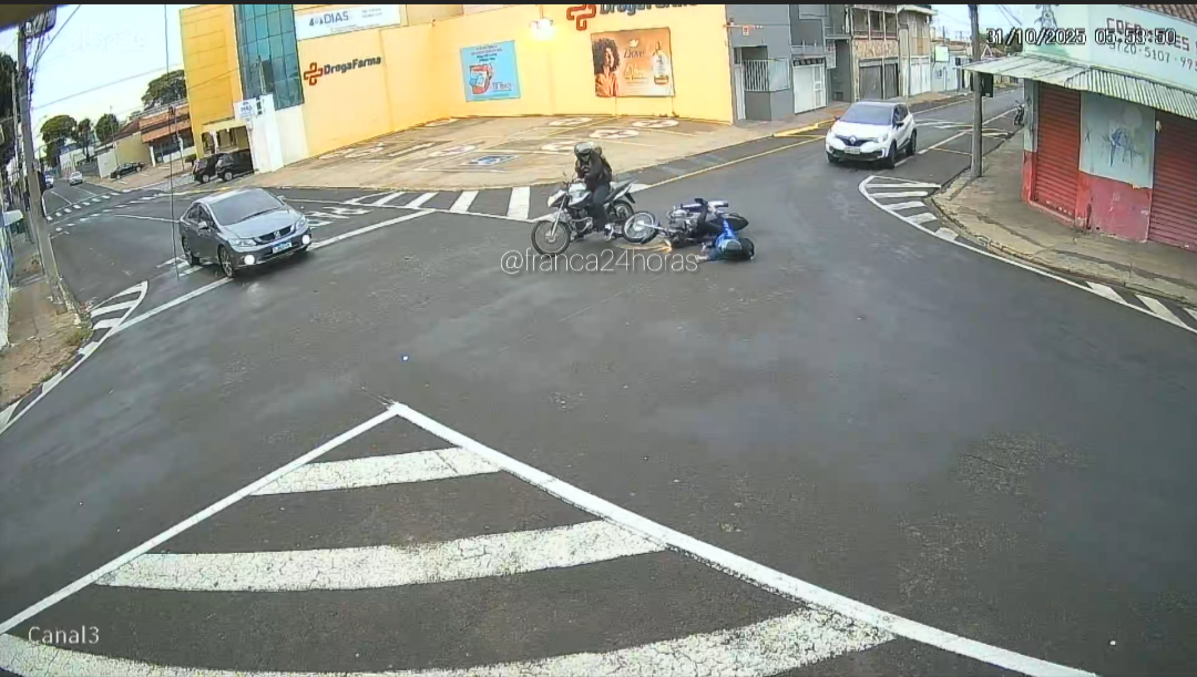 Motociclista cai após ser “fechada” em cruzamento na Vila Nova
