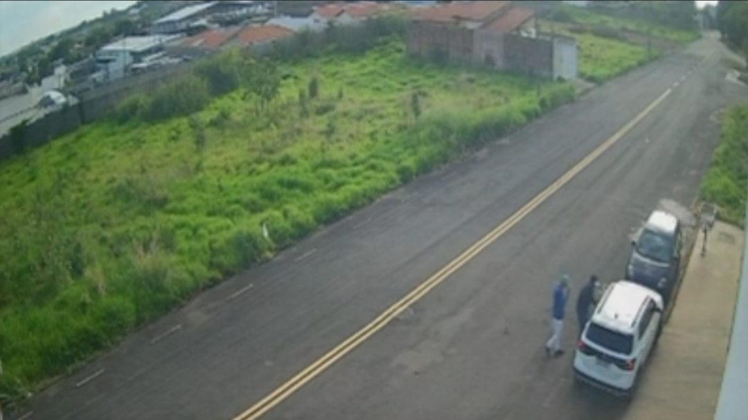 Mulher é rendida por bandidos e tem carro roubado no Parque das Árvores