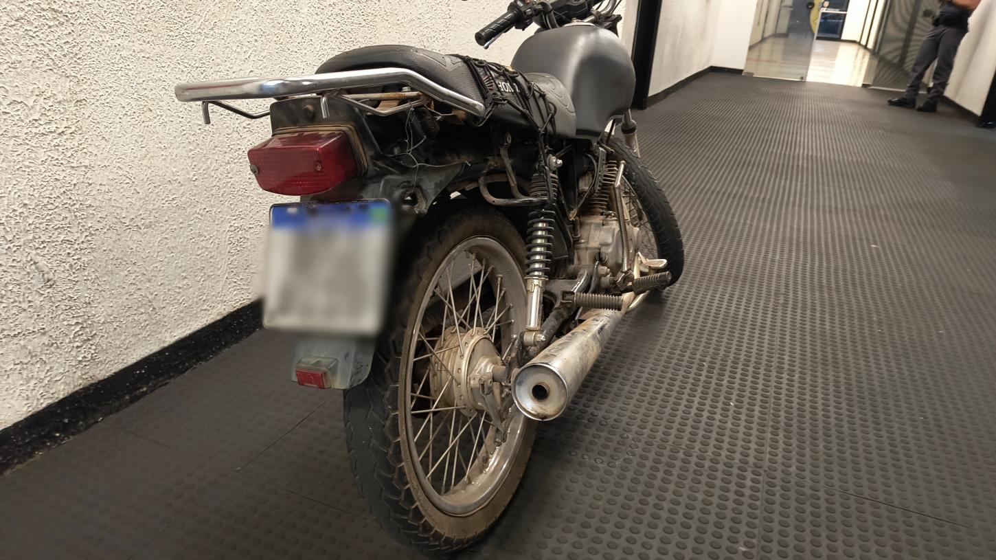 Adolescente troca iphone por moto furtada, tenta fugir da PM, mas é detido