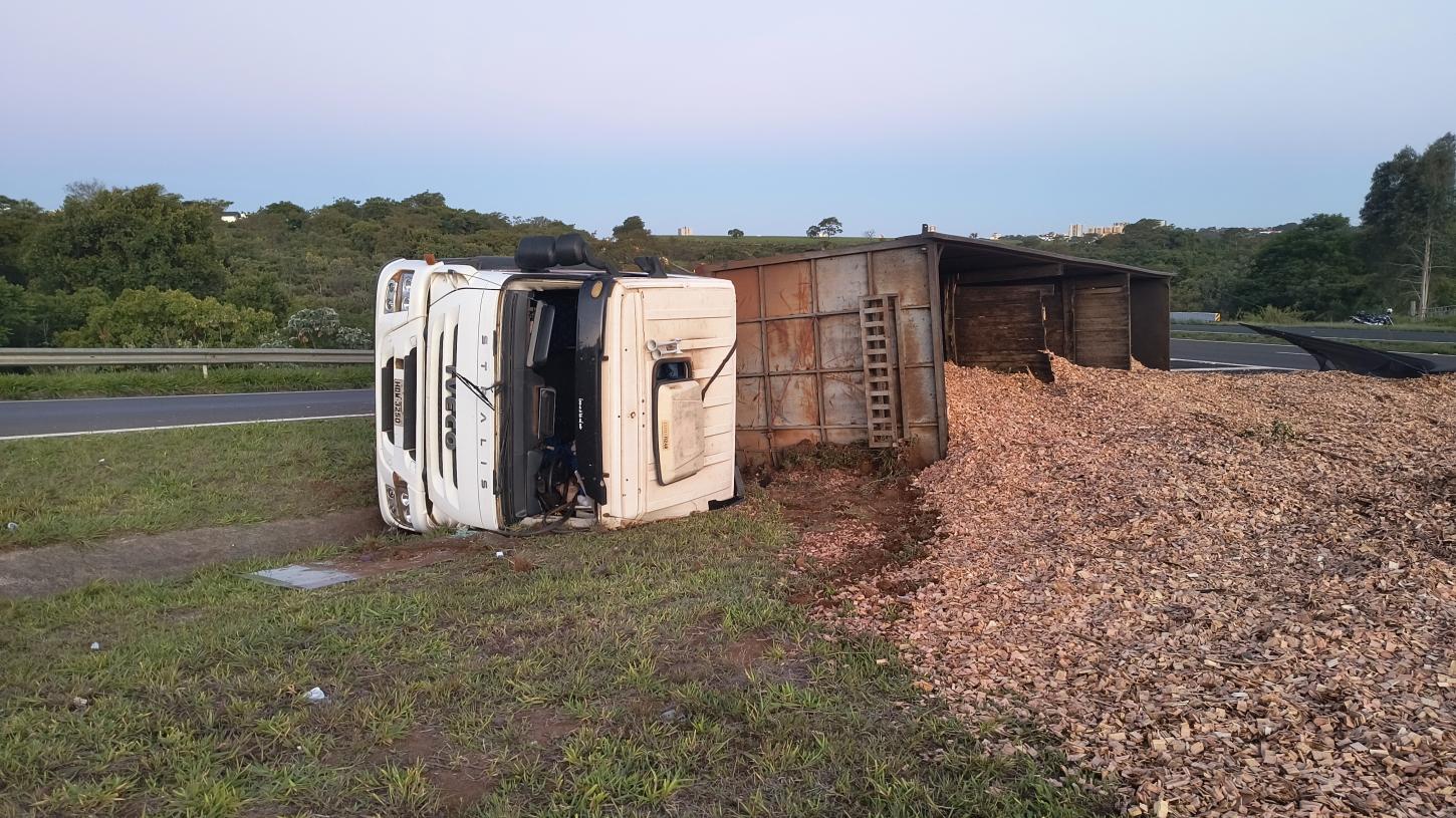 Caminhão carregado com serragem tomba na rodovia Fábio Talarico