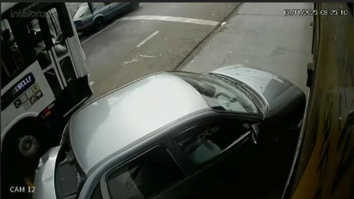 Ônibus da São José colide com veículo na avenida Dom Pedro I