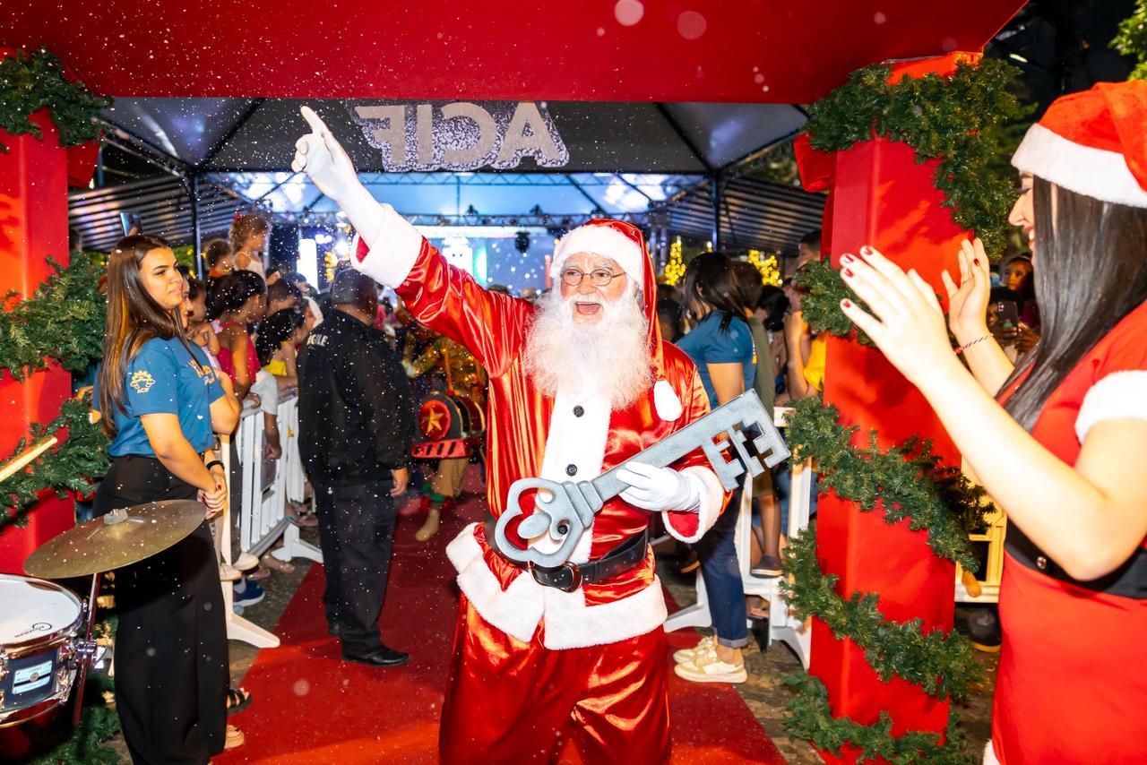 Papai Noel reúne centenas de pessoas no Centro de Franca