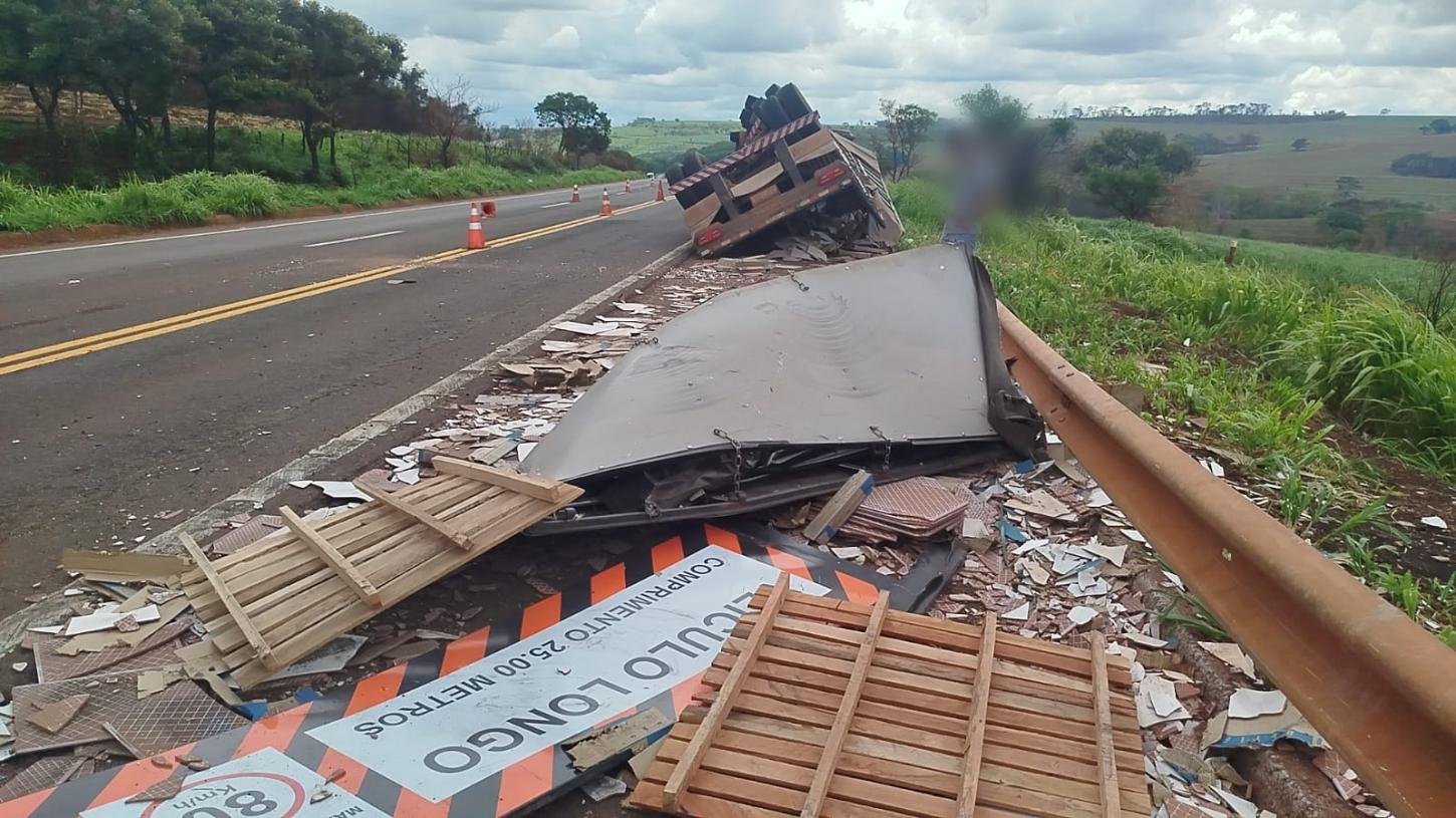 Rodotrem carregado com 49 toneladas de pisos tomba em rodovia da região