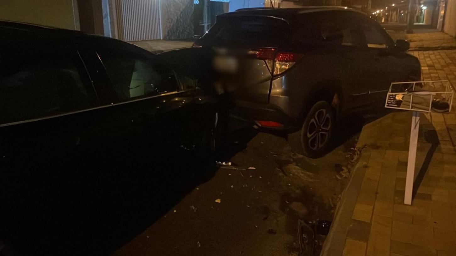 Motorista bate em carro estacionado no Jardim do Éden