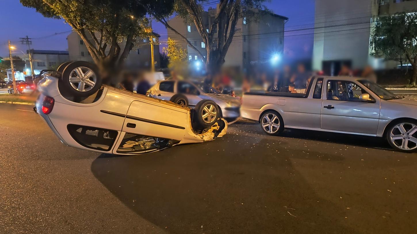 Carro capota após colisão na avenida Abrahão Brickmann no Leporace