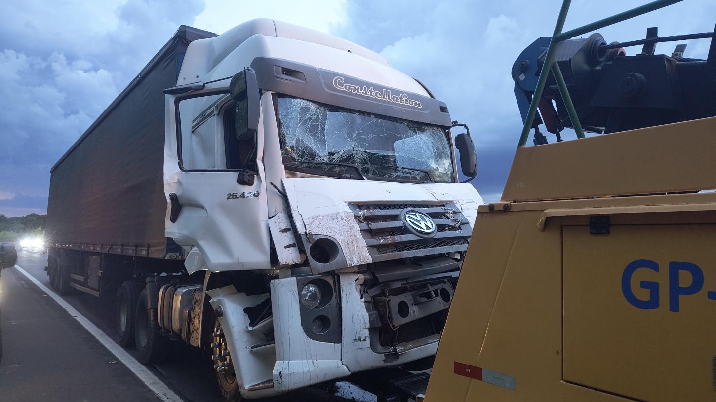 Caminhão bate na traseira de carreta na rodovia Cândido Portinari