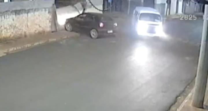 Acidente entre veículos derruba muro, deixa ferido e causa confusão