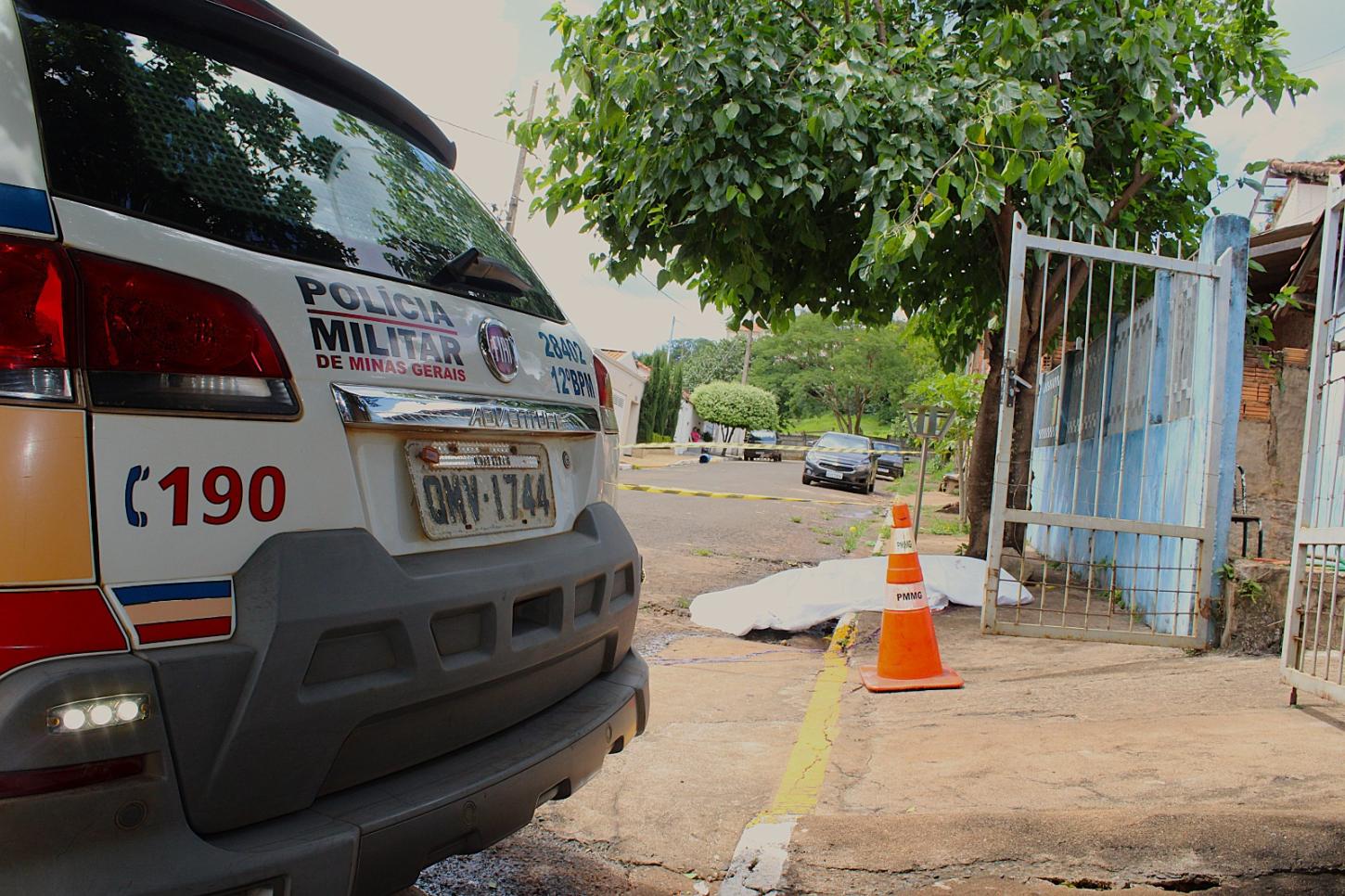 Aposentado é morto a facada em frente à própria casa em Claraval