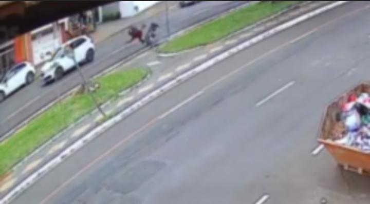 Câmera flagra acidente causado por desnível no asfalto em avenida