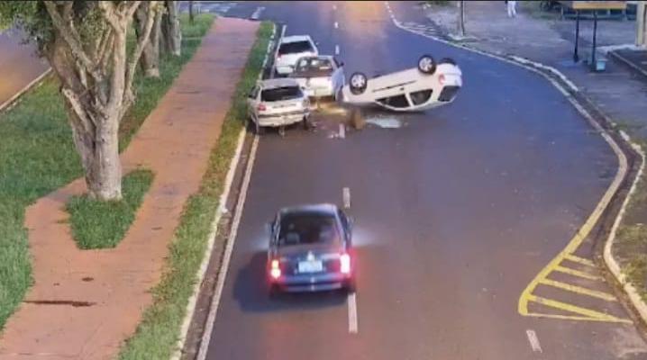 Câmera flagrou colisão seguida de capotamento na Abrahão Brickmann