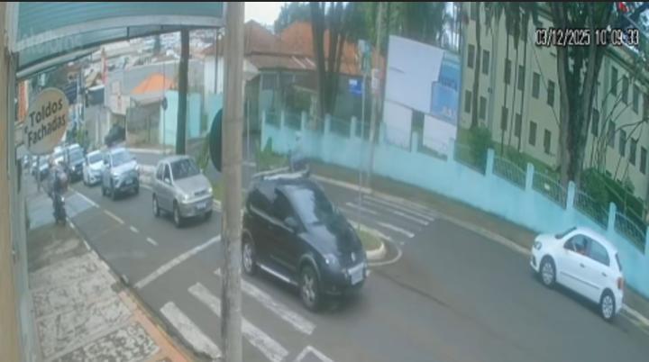 Câmera flagrou motocicleta subindo em calçada antes de bater em veículo