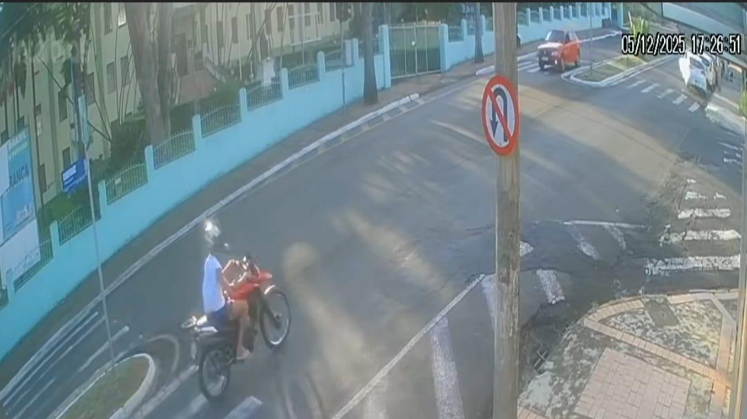 Câmera flagrou grave acidente entre carro e moto na avenida Champagnat