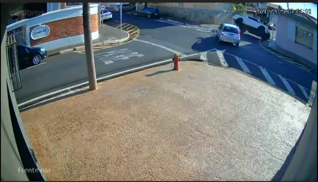 Câmeras registram colisão seguida de tombamento no Centro