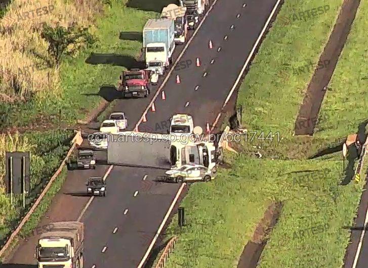 Caminhão tomba na Anhanguera em Orlândia e causa lentidão no trânsito