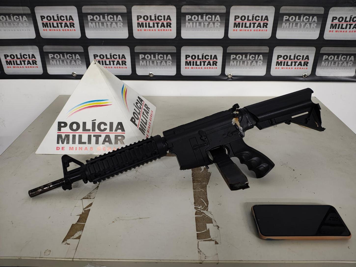 PM prende quatro pessoas e apreende carabina durante operação