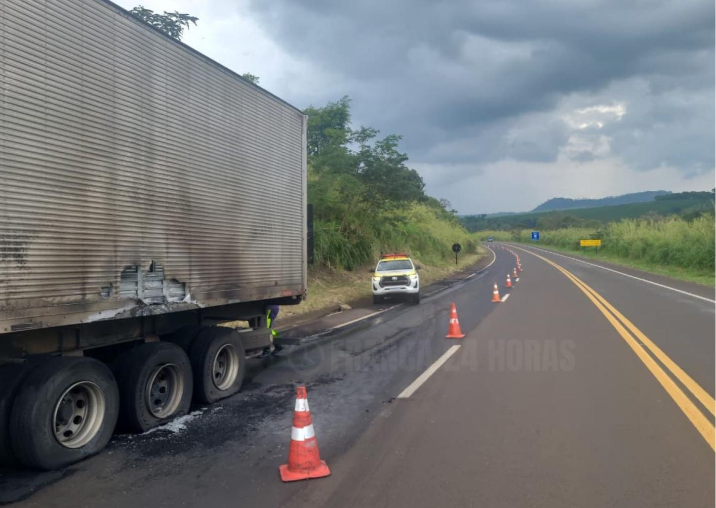 Carreta pega fogo na rodovia Engenheiro Ronan Rocha