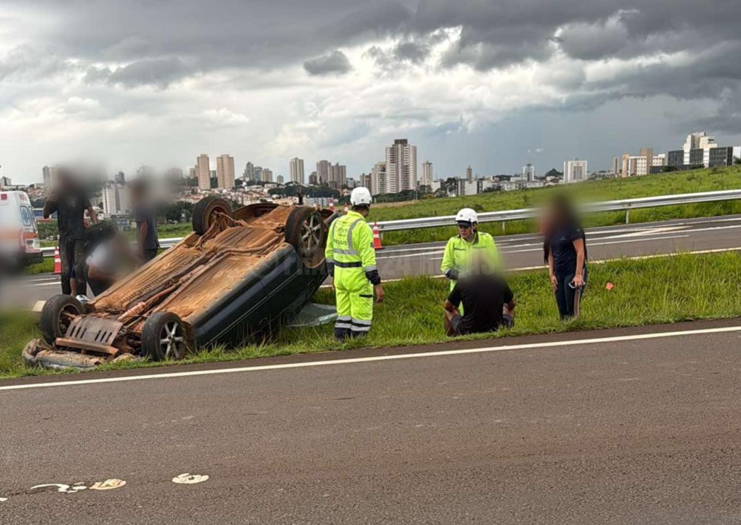 Carro capota e deixa motorista ferido em rodovia na zona sul de Franca