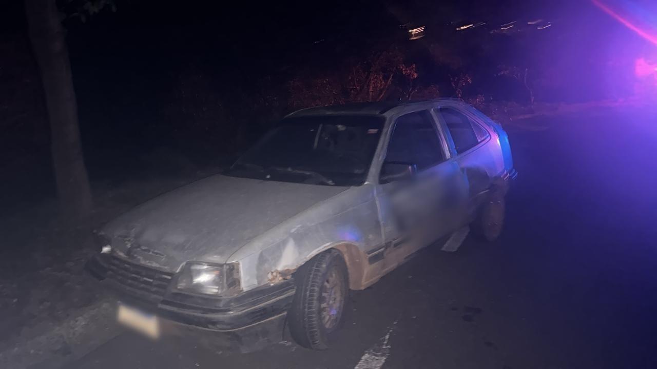 Carro furtado é recuperado pela Polícia Militar durante a madrugada