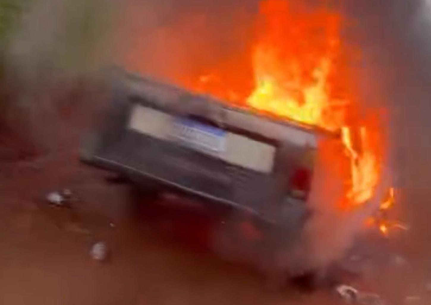 Carro pega fogo em estrada de terra na zona norte de Franca