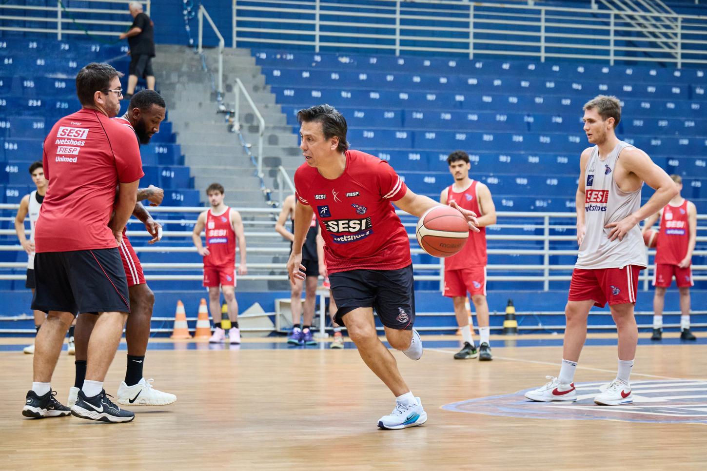 Com retornos da Seleção, Franca encara o Corinthians no Pedrocão