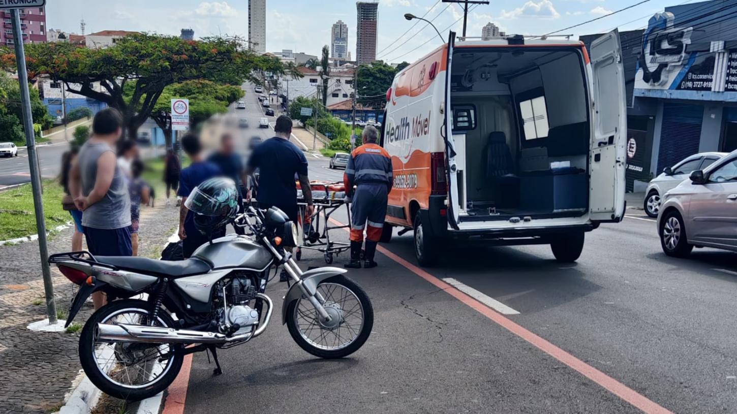 Desnível no asfalto causa acidente na avenida Presidente Vargas