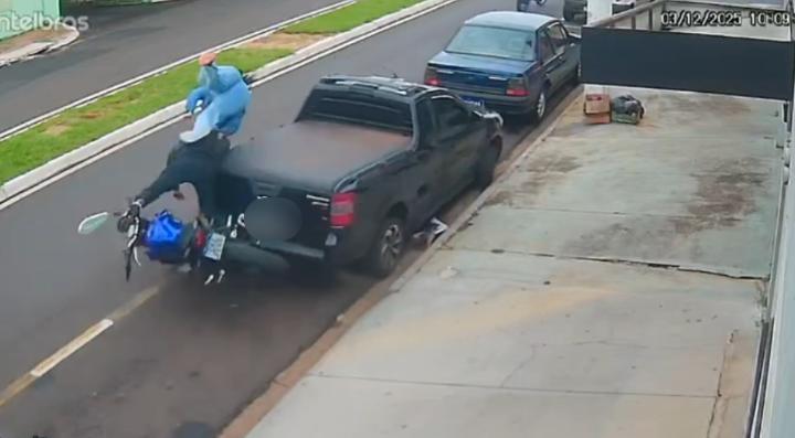 Mulher dá pirueta após colisão na avenida Champagnat