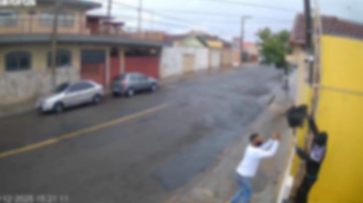 Dupla invade e furta residência de idoso na Vila Santos Dumont