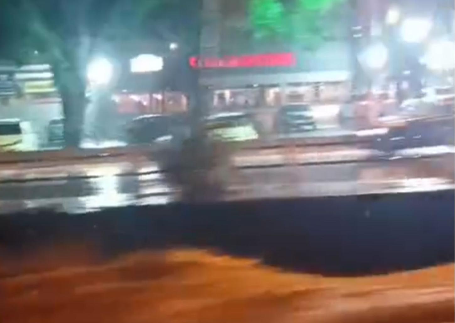 Forte chuva aumenta volume de água do córrego dos Bagres que quase transborda