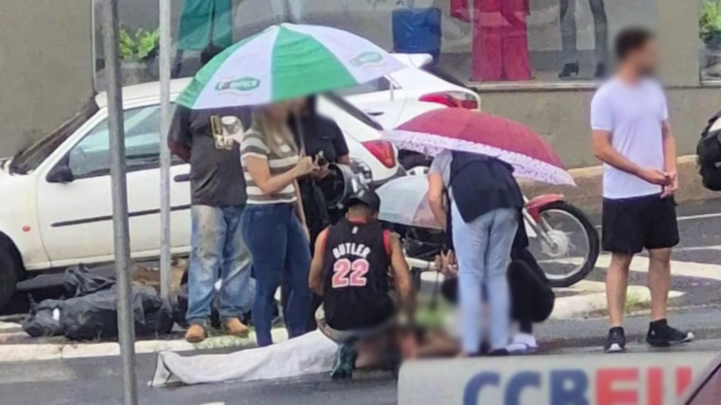 Acidente entre carros e moto deixa feridos na avenida Major Nicácio