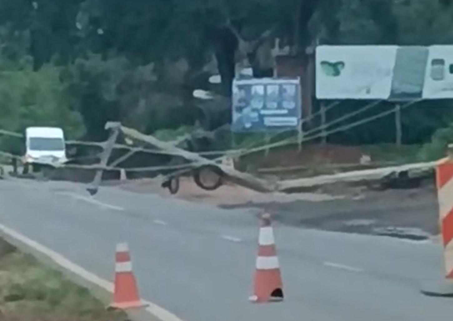 Poste cai e causa interdição na rodovia Nelson Nogueira