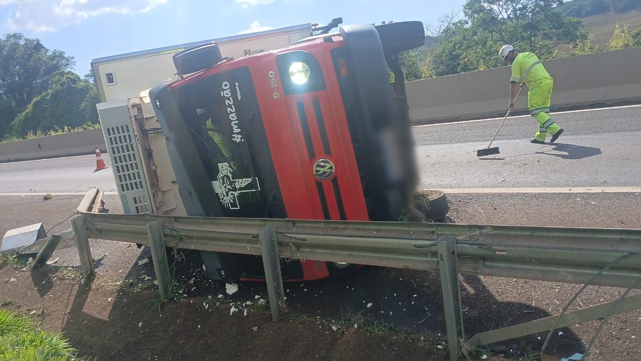 Caminhão tomba na rodovia Cândido Portinari