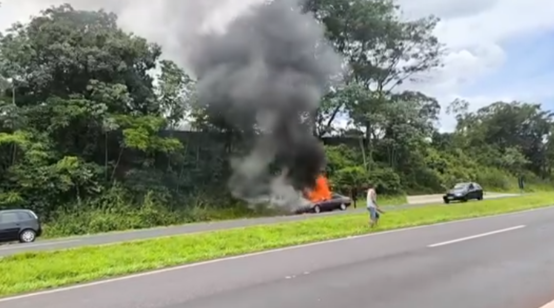 Veículo omega pega fogo na rodovia Engenheiro Ronan Rocha