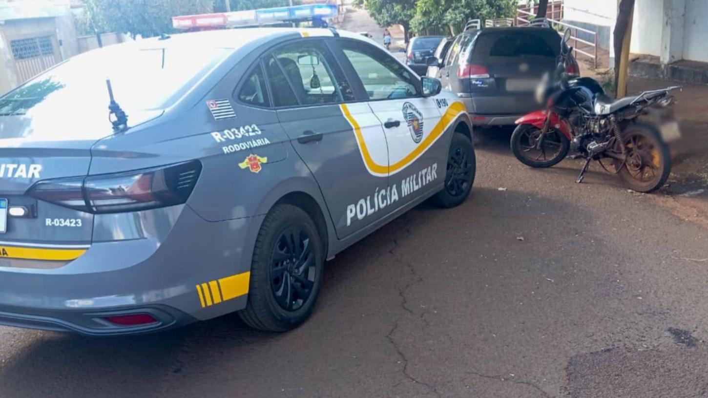 Dupla tenta fugir da Polícia Rodoviária com moto adulterada, mas é detida