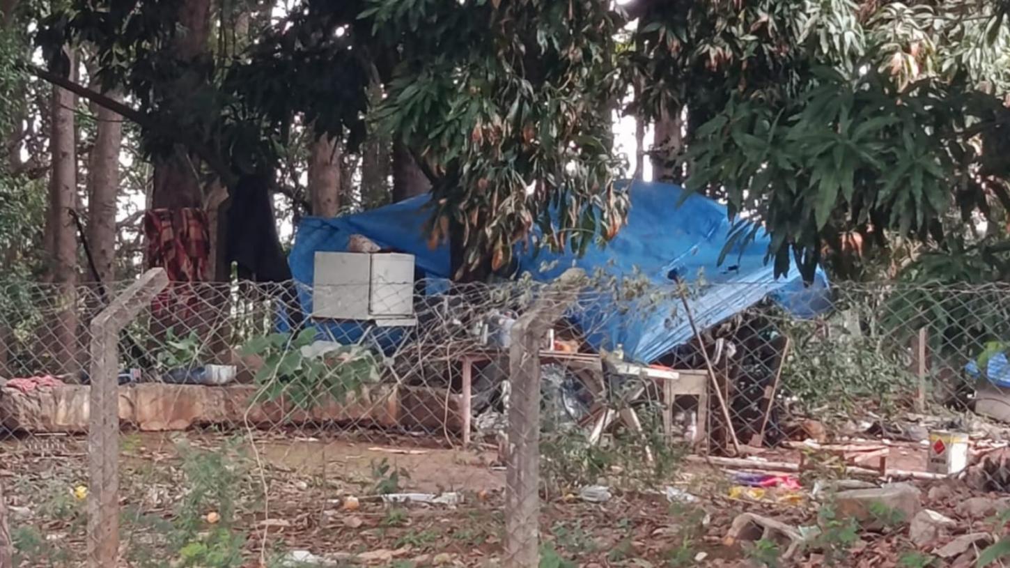 Barracas são montadas em terreno abandonado no Distrito Industrial